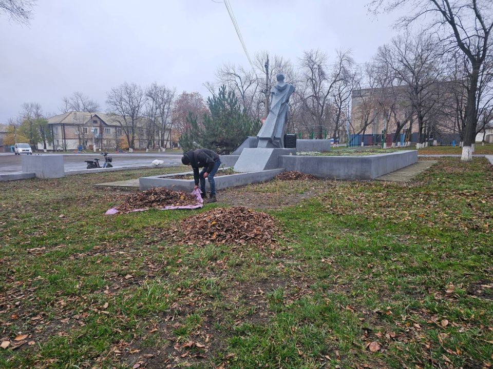Сегодня работники отдела жизнеобеспечения пгт Дзержинский провели уборку территории, прилегающей к памятнику погибшим воинам в годы Великой Отечественной войны Сегодня работники отдела жизнеобеспечения пгт Дзержинский провели уборку территории, прилегающей к памятнику погибшим воинам в годы Великой Отечественной войны