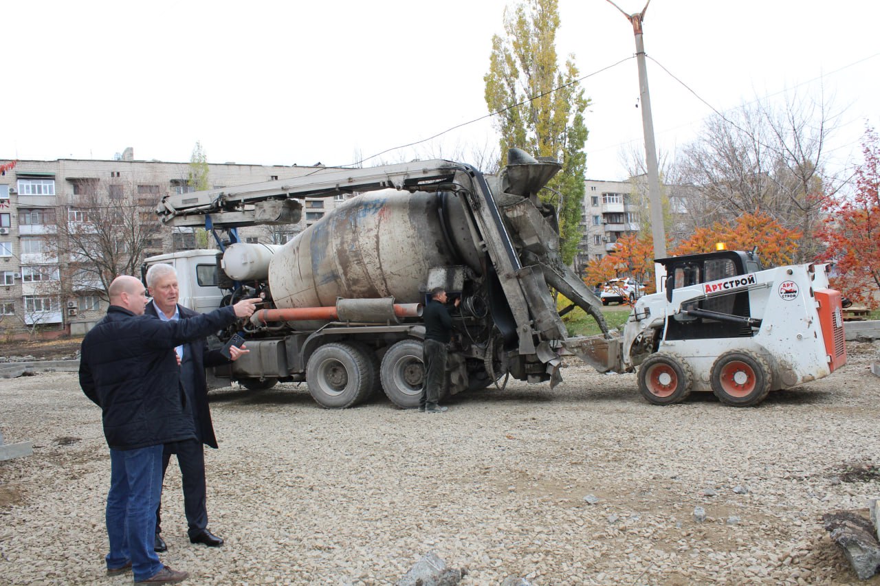 Сергей Козенко: Ознакомился с ходом работ по капитальному ремонту внутриквартальной дороги по адресу: улица Микроцентр, дома № 21–25 Сергей Козенко: Ознакомился с ходом работ по капитальному ремонту внутриквартальной дороги по адресу: улица Микроцентр, дома № 21–25