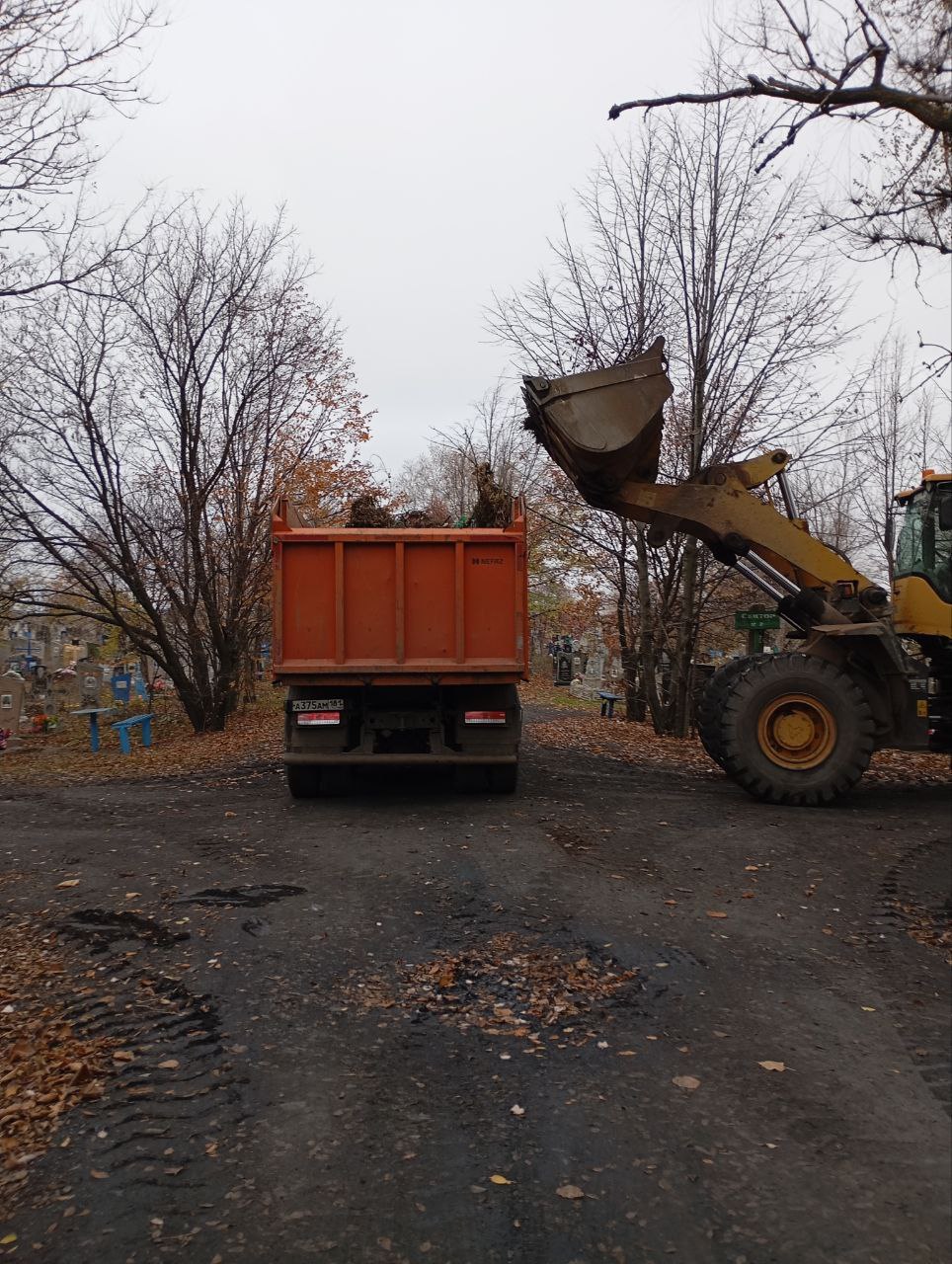 Андрей Рубанцов: Коммунальщики в действии!. Поддержание порядка на кладбищах – это важная задача, требующая регулярного внимания Андрей Рубанцов: Коммунальщики в действии!. Поддержание порядка на кладбищах – это важная задача, требующая регулярного внимания