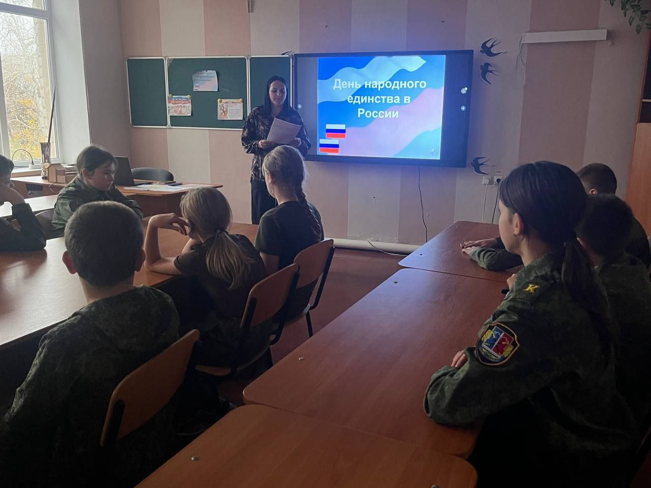 В честь Дня народного Единства в 6 кадетском классе "Станично-Луганской средней школы имени Грекова П.М. " тематический классный час, посвященный этому важному государственному празднику В честь Дня народного Единства в 6 кадетском классе "Станично-Луганской средней школы имени Грекова П.М. " тематический классный час, посвященный этому важному государственному празднику