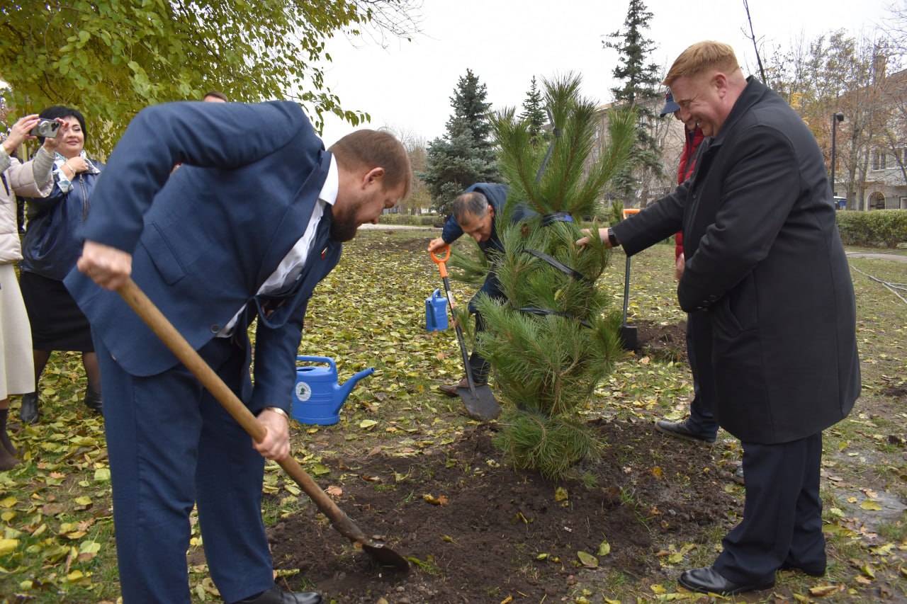 В Луганске в сквере имени Молодой гвардии высадили памятную аллею ПСБ В Луганске в сквере имени Молодой гвардии высадили памятную аллею ПСБ