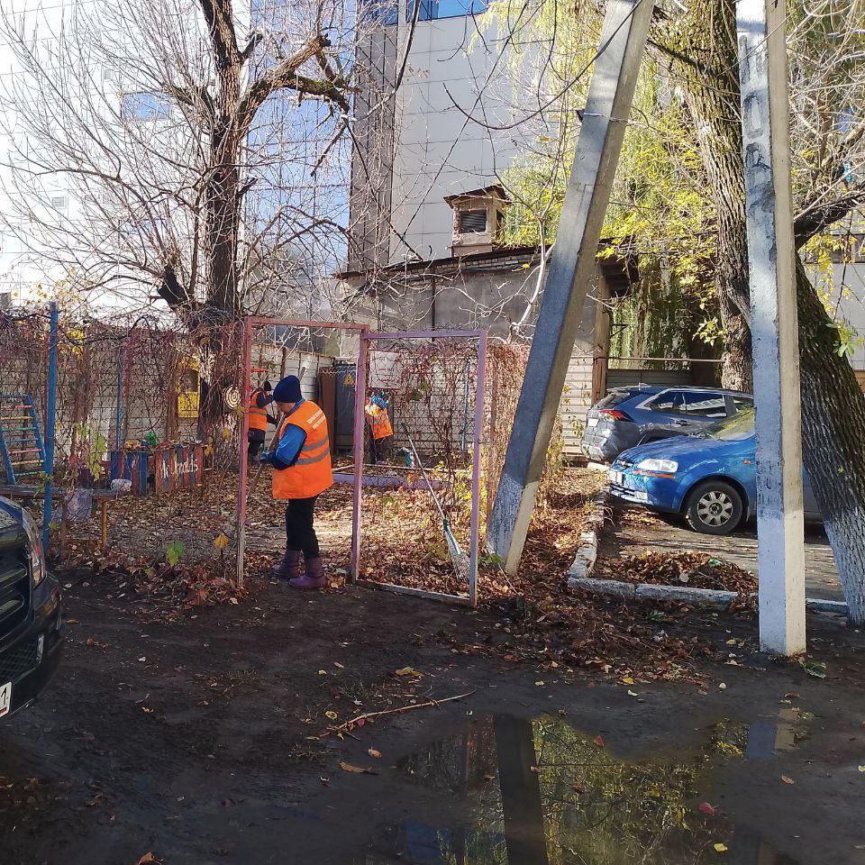 Луганский филиал Управляющей компании активно борется с осенним листопадом, обеспечивая чистоту и порядок на благоустроенных территориях Луганский филиал Управляющей компании активно борется с осенним листопадом, обеспечивая чистоту и порядок на благоустроенных территориях