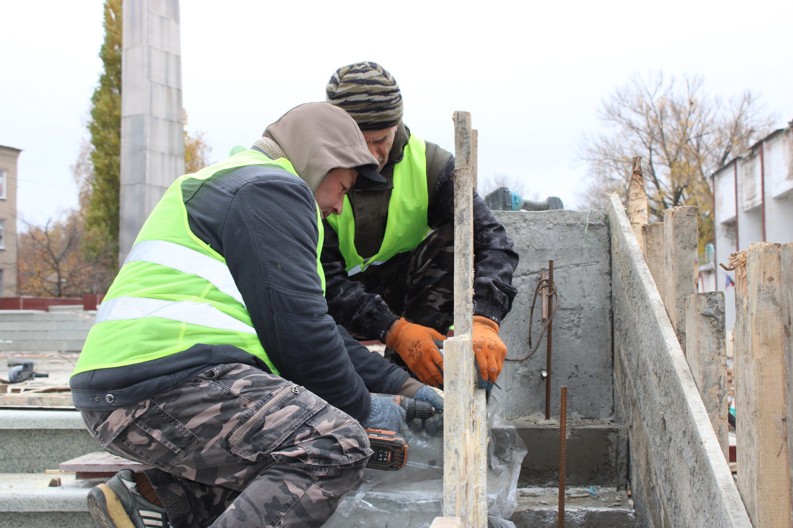 Регион - шеф осуществляет в Ровеньках ремонт площади Коми Регион - шеф осуществляет в Ровеньках ремонт площади Коми