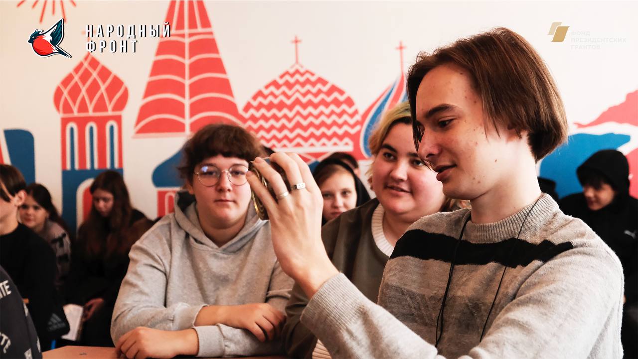 Молодёжка Народного фронта приехала в ГБОУ СПО ЛНР «Луганский художественно промышленный колледж» с агитационной Молодёжка Народного фронта приехала в ГБОУ СПО ЛНР «Луганский художественно промышленный колледж» с агитационной