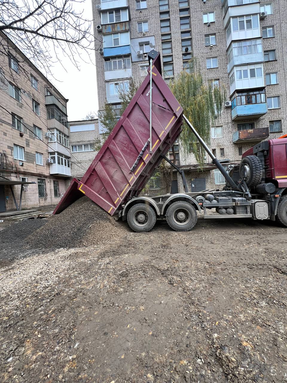 В Краснодоне в рамках плана благоустройства дорог Краснодонского муниципального округа на 2025 год продолжается ремонт внутриквартальных дорог по адресу: Микроцентр, дом 1 и площадь Ленина, дом 2 В Краснодоне в рамках плана благоустройства дорог Краснодонского муниципального округа на 2025 год продолжается ремонт внутриквартальных дорог по адресу: Микроцентр, дом 1 и площадь Ленина, дом 2
