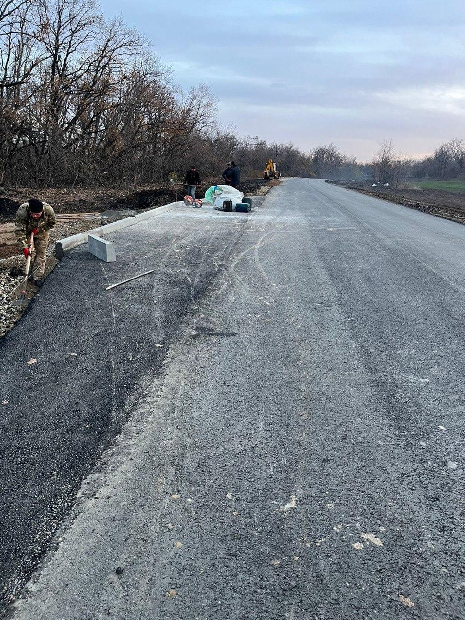 Регион-шеф уложил 1,5 км асфальта на дороге в Ровеньках Регион-шеф уложил 1,5 км асфальта на дороге в Ровеньках