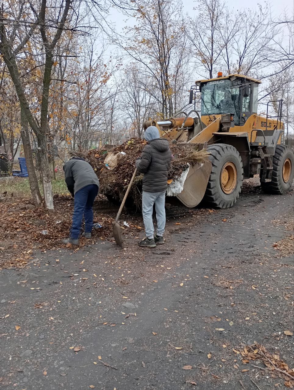 Андрей Рубанцов: Коммунальщики в действии!. Поддержание порядка на кладбищах – это важная задача, требующая регулярного внимания