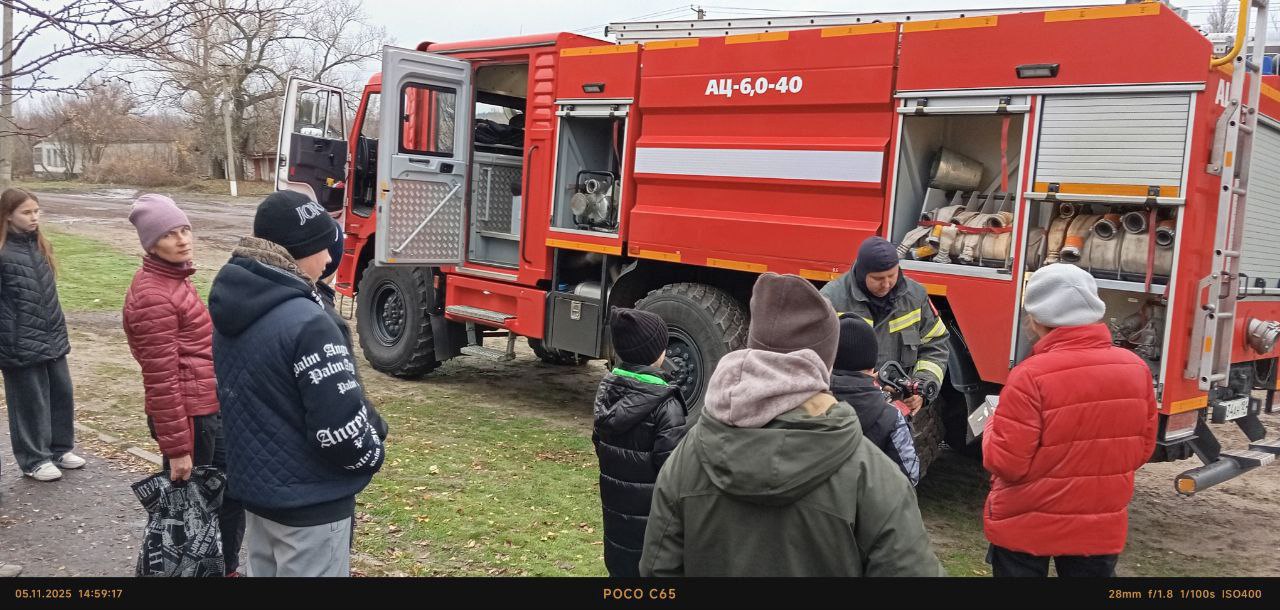 В Плахо-Петровке сотрудники МЧС совместно с библиотекой и сельским клубом провели мероприятие по пожарной безопасности под названием "Огонь ошибок не прощает" В Плахо-Петровке сотрудники МЧС совместно с библиотекой и сельским клубом провели мероприятие по пожарной безопасности под названием "Огонь ошибок не прощает"