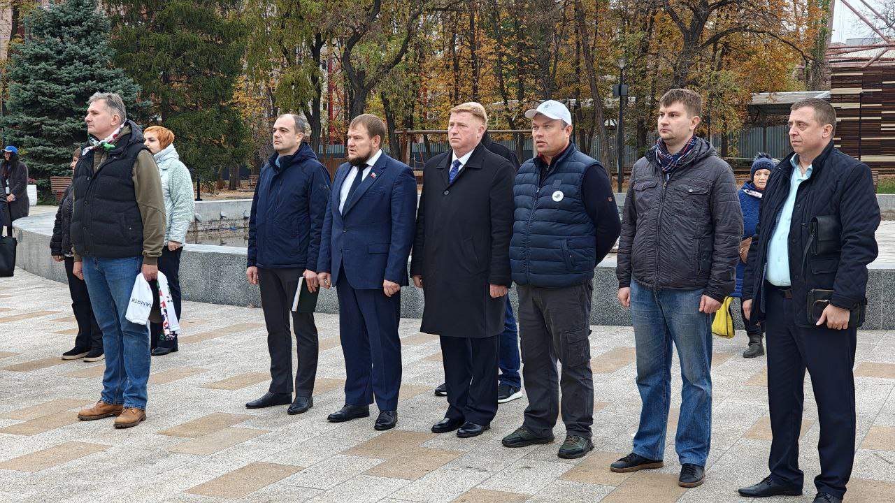 В Луганске заложили Аллею ПСБ в рамках международной акции «Сад памяти» В Луганске заложили Аллею ПСБ в рамках международной акции «Сад памяти»