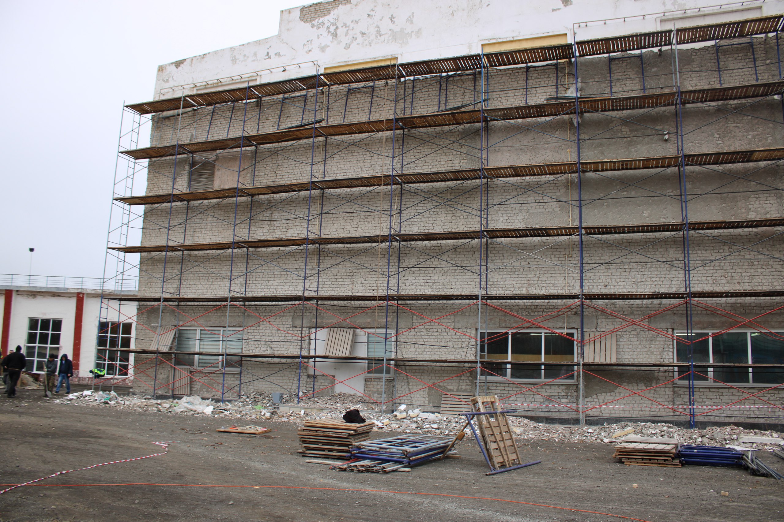 Регион - шеф осуществляет в Ровеньках ремонт площади Коми Регион - шеф осуществляет в Ровеньках ремонт площади Коми