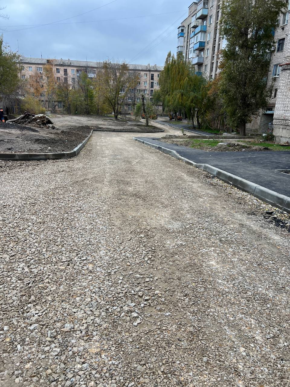 В Краснодоне в рамках плана благоустройства дорог Краснодонского муниципального округа на 2025 год продолжается ремонт внутриквартальных дорог по адресу: Микроцентр, дом 1 и площадь Ленина, дом 2 В Краснодоне в рамках плана благоустройства дорог Краснодонского муниципального округа на 2025 год продолжается ремонт внутриквартальных дорог по адресу: Микроцентр, дом 1 и площадь Ленина, дом 2