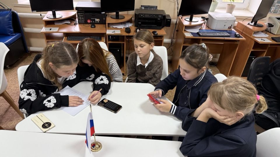 В детской библиотеке прошёл патриотический квиз «Победа, объединившая Россию» В детской библиотеке прошёл патриотический квиз «Победа, объединившая Россию»