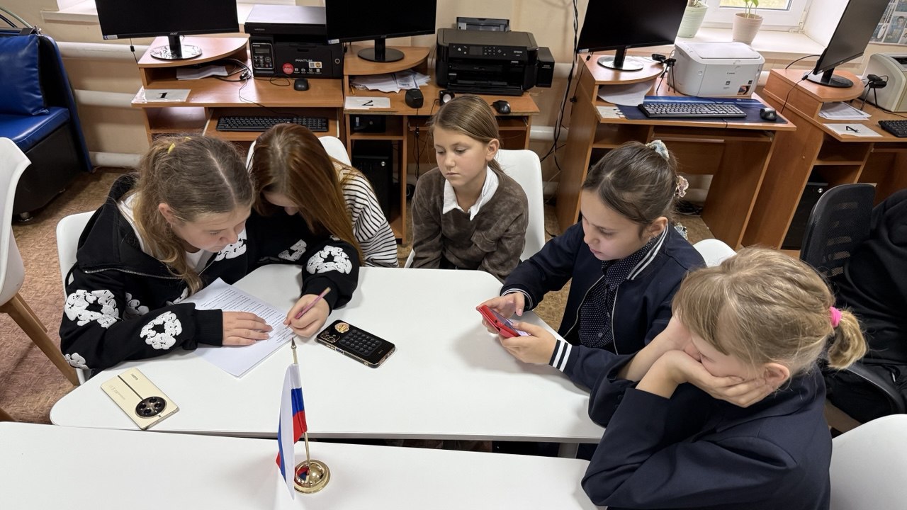 В детской библиотеке прошёл патриотический квиз «Победа, объединившая Россию» В детской библиотеке прошёл патриотический квиз «Победа, объединившая Россию»