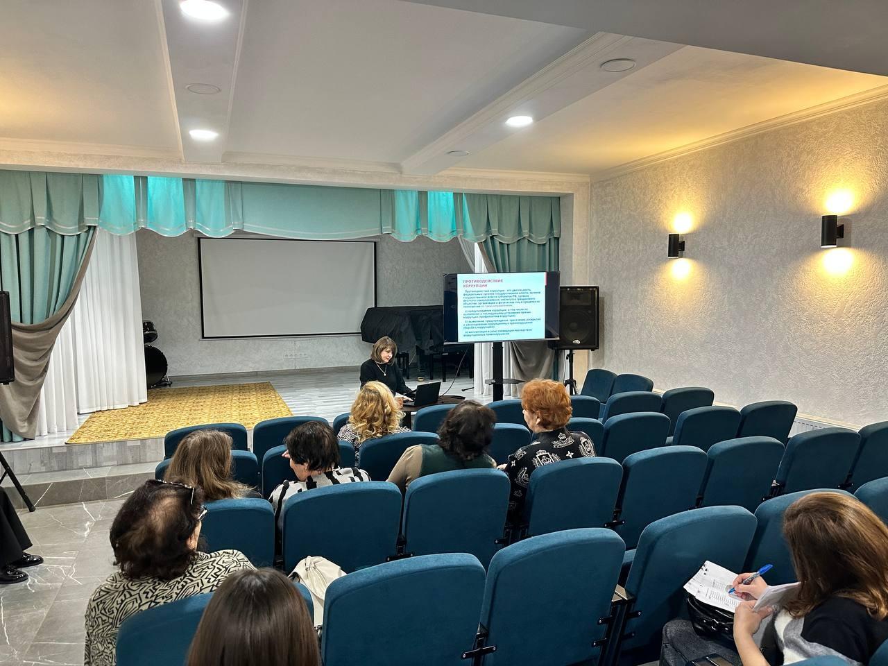 В Детской школе искусств №2 города Брянки с сотрудниками коллектива была проведена лекция на тему «Что такое коррупция?»