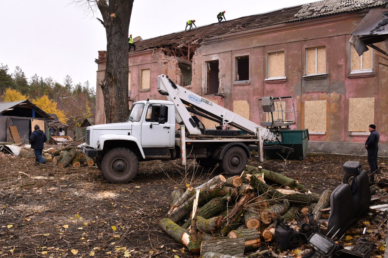 Андрей Сухачев: Продолжаем ремонтно-восстановительные работы на доме по ул. Новодолжанская, поврежденном 3 ноября в результате удара ВСУ