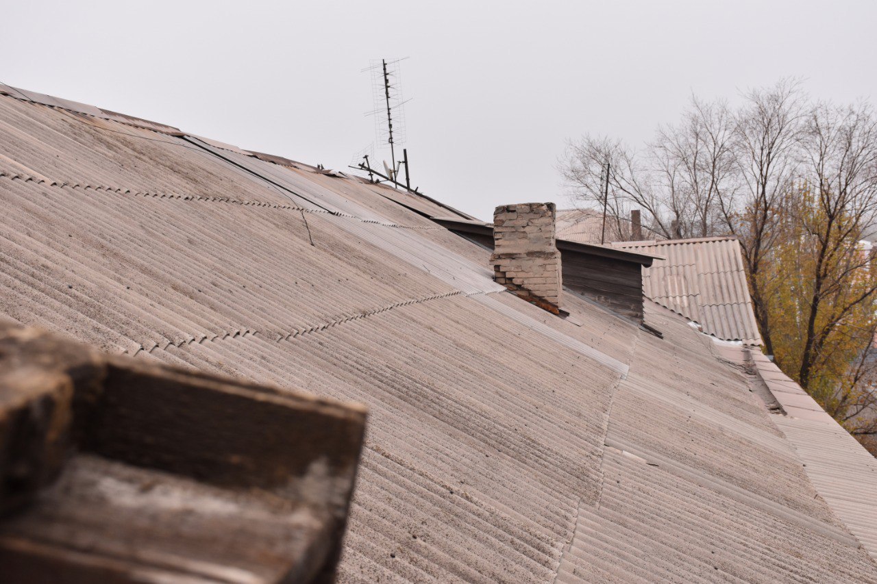 В Алчевске продолжается проведение ремонтов кровель многоквартирных жилых домов В Алчевске продолжается проведение ремонтов кровель многоквартирных жилых домов