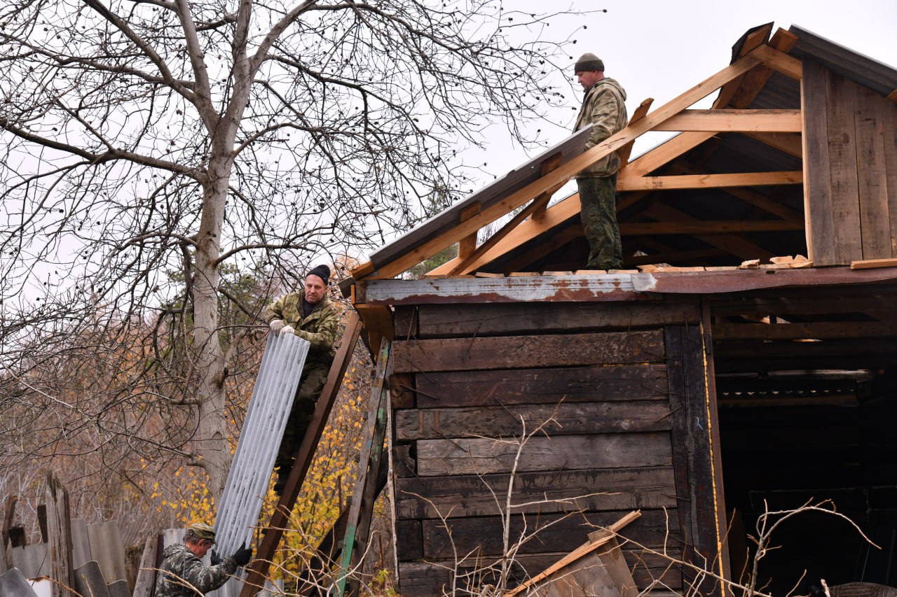 Андрей Сухачев: Продолжаем ремонтно-восстановительные работы на доме по ул. Новодолжанская, поврежденном 3 ноября в результате удара ВСУ Андрей Сухачев: Продолжаем ремонтно-восстановительные работы на доме по ул. Новодолжанская, поврежденном 3 ноября в результате удара ВСУ