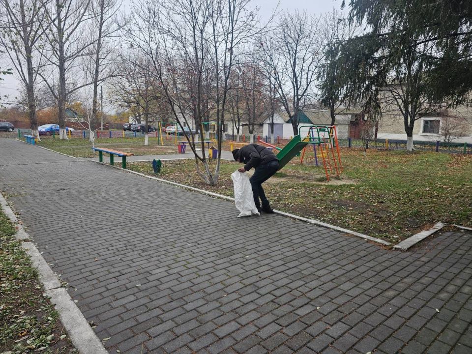 Сегодня работники отдела жизнеобеспечения пгт Дзержинский провели уборку территории, прилегающей к памятнику погибшим воинам в годы Великой Отечественной войны Сегодня работники отдела жизнеобеспечения пгт Дзержинский провели уборку территории, прилегающей к памятнику погибшим воинам в годы Великой Отечественной войны