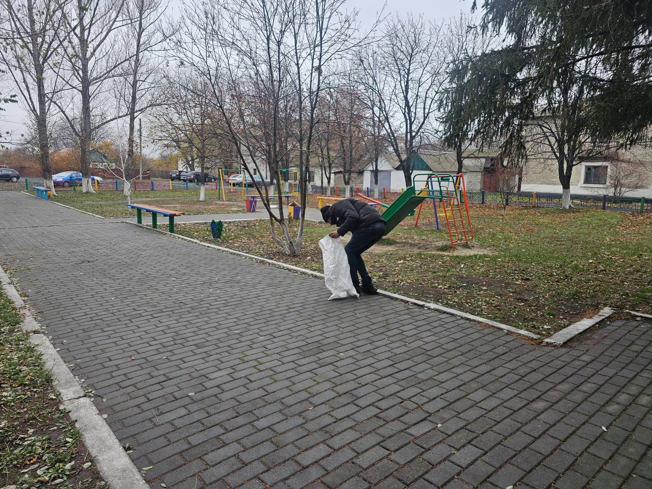 Сегодня работники отдела жизнеобеспечения пгт Дзержинский провели уборку территории, прилегающей к памятнику погибшим воинам в годы Великой Отечественной войны Сегодня работники отдела жизнеобеспечения пгт Дзержинский провели уборку территории, прилегающей к памятнику погибшим воинам в годы Великой Отечественной войны