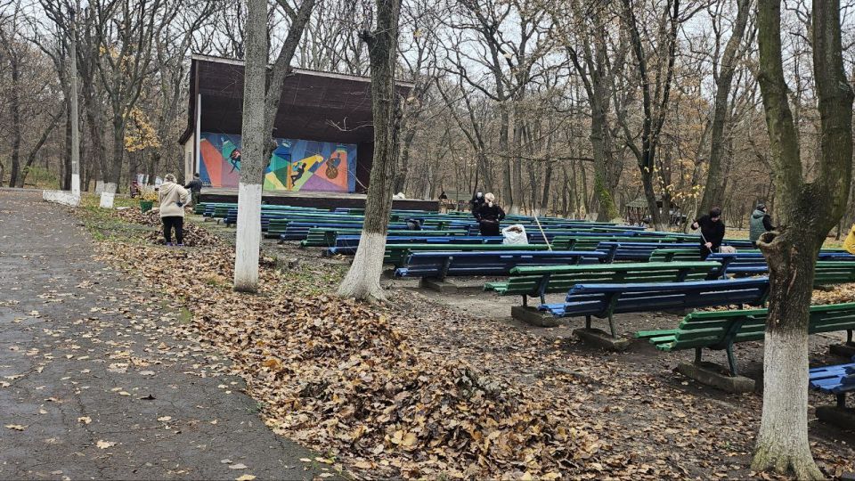 В целях обеспечения благоприятных условий для отдыха и досуга посетителей, сегодня в городском парке культуры и отдыха прошел очередной субботник по благоустройству территории лесной зоны, организованный работниками клубных... В целях обеспечения благоприятных условий для отдыха и досуга посетителей, сегодня в городском парке культуры и отдыха прошел очередной субботник по благоустройству территории лесной зоны, организованный работниками клубных...