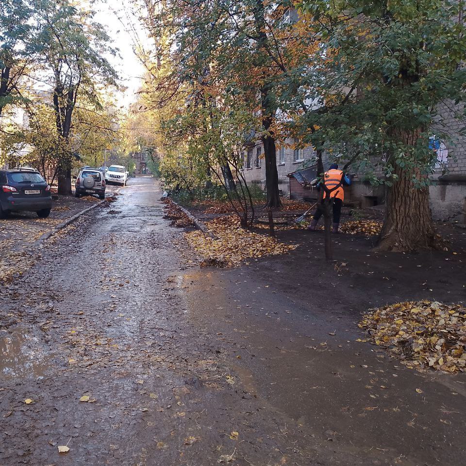 Луганский филиал Управляющей компании активно борется с осенним листопадом, обеспечивая чистоту и порядок на благоустроенных территориях Луганский филиал Управляющей компании активно борется с осенним листопадом, обеспечивая чистоту и порядок на благоустроенных территориях