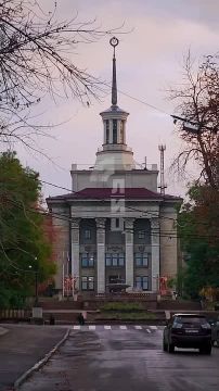 Этот ноябрь не прекращает радовать красками осени и теплыми днями А Луганск - своей красотой