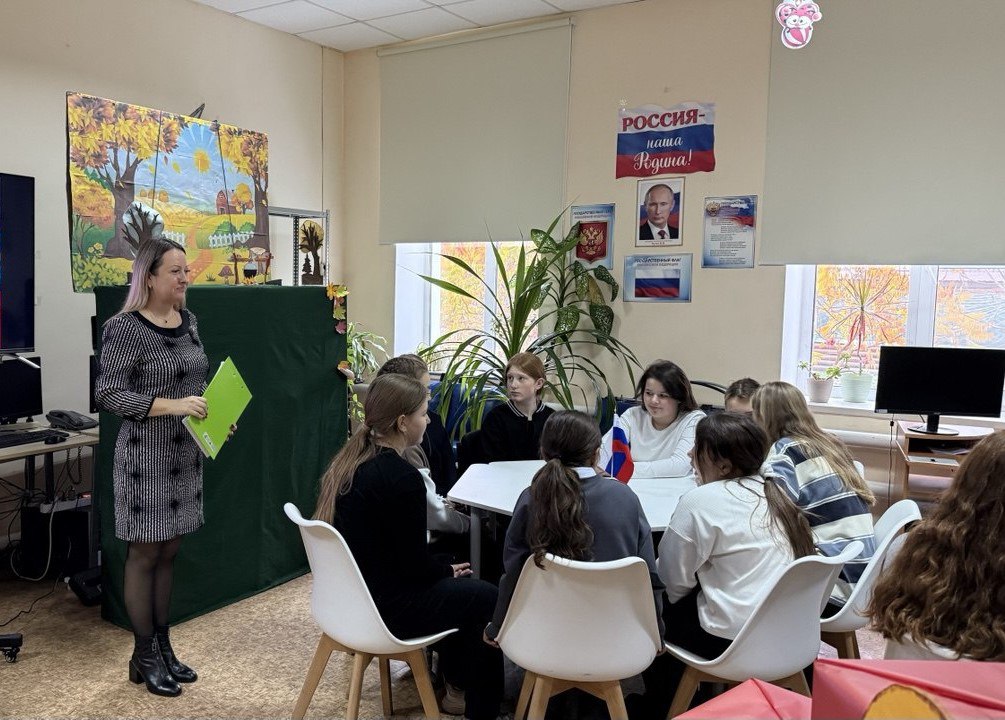 В детской библиотеке прошёл патриотический квиз «Победа, объединившая Россию» В детской библиотеке прошёл патриотический квиз «Победа, объединившая Россию»