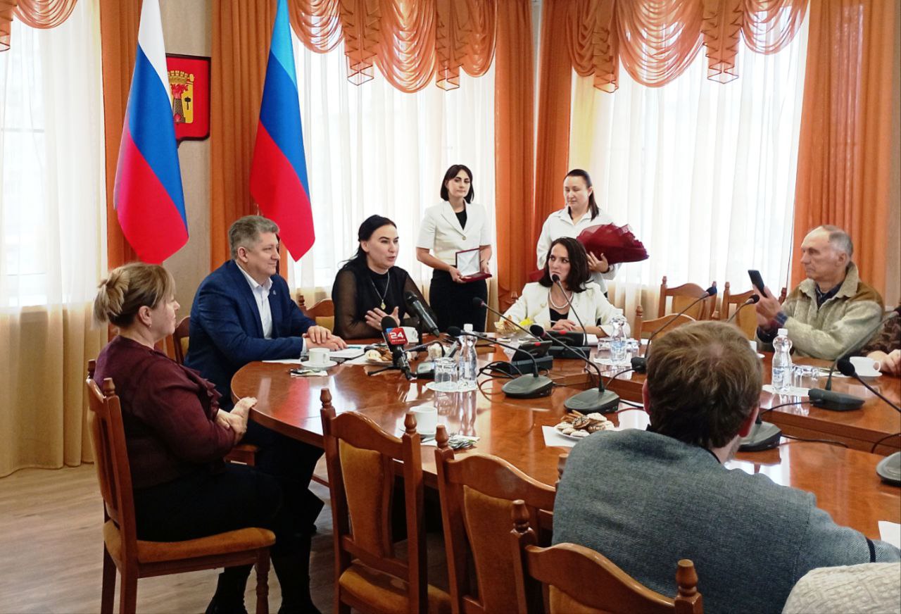 В Администрации города поздравили коллектив газеты "Жизнь Луганска" с 35-летним юбилеем В Администрации города поздравили коллектив газеты "Жизнь Луганска" с 35-летним юбилеем