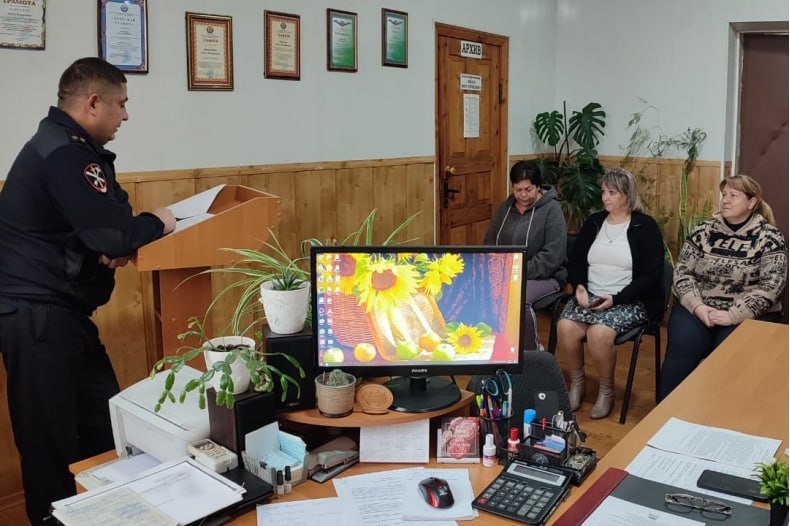 Встречу с сотрудниками МВД ЛНР по профилактике преступлений в сфере информационно-телекоммуникационных технологий провели в пгт Шахтёрский Встречу с сотрудниками МВД ЛНР по профилактике преступлений в сфере информационно-телекоммуникационных технологий провели в пгт Шахтёрский