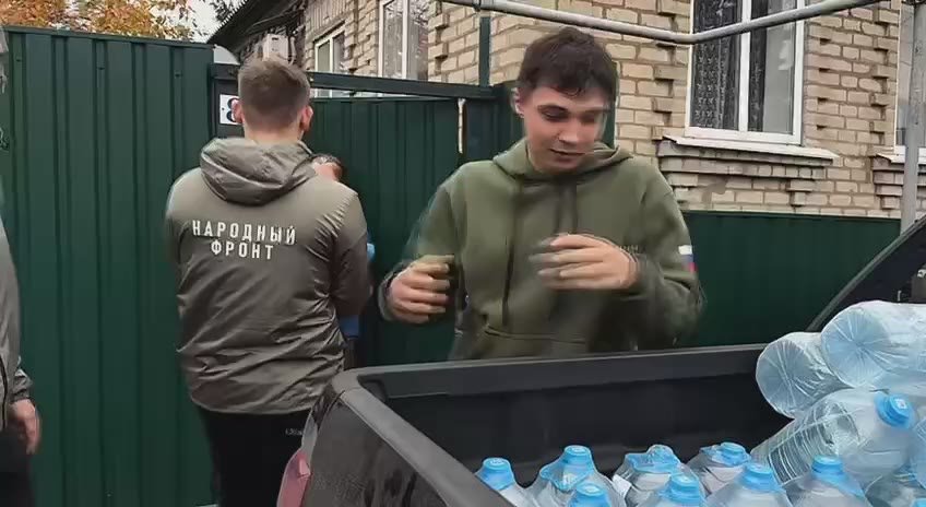 Народный фронт ЛНР привез жителям Красного Луча, где уже три месяца нет воды, около двух тыс