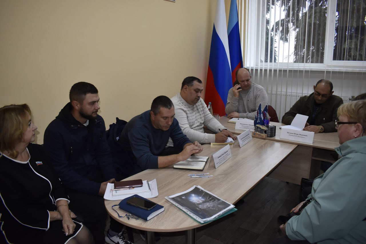 Сегодня в Брянковской местной общественной приемной партии "Единая Россия" состоялся прием граждан по вопросам жилищно-коммунального хозяйства Сегодня в Брянковской местной общественной приемной партии "Единая Россия" состоялся прием граждан по вопросам жилищно-коммунального хозяйства