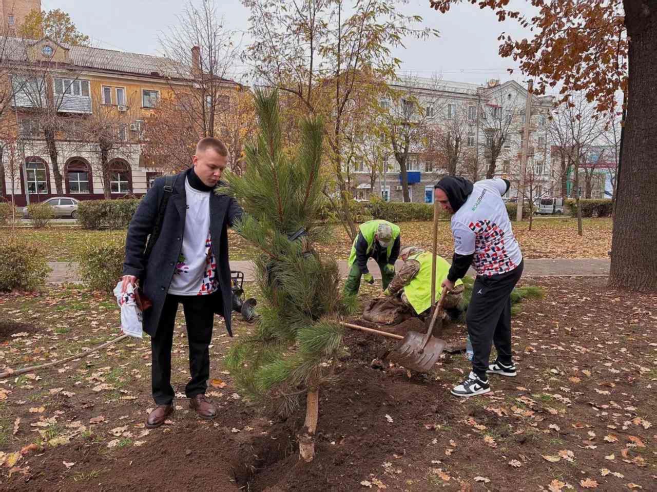 В Луганске в сквере имени Молодой гвардии высадили памятную аллею ПСБ В Луганске в сквере имени Молодой гвардии высадили памятную аллею ПСБ