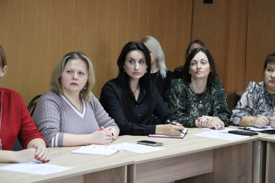 В Стаханове обсудили вопросы раннего выявления семейного неблагополучия В Стаханове обсудили вопросы раннего выявления семейного неблагополучия