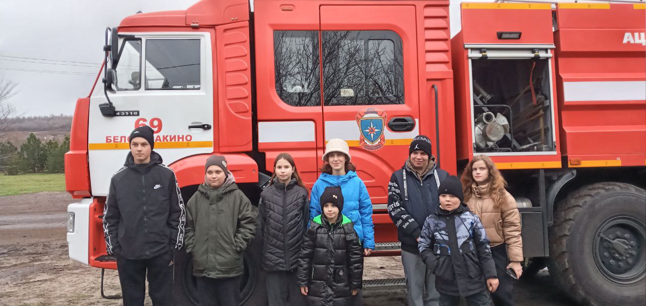 В Плахо-Петровке сотрудники МЧС совместно с библиотекой и сельским клубом провели мероприятие по пожарной безопасности под названием "Огонь ошибок не прощает"