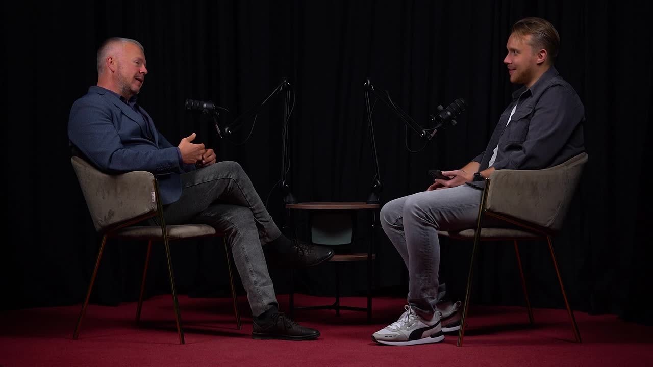 Как менялось съёмочное оборудование? Почему камеры и объективы стоят неадекватных денег? В чём отличия между документальным кино и художественным? Как снять документалку?