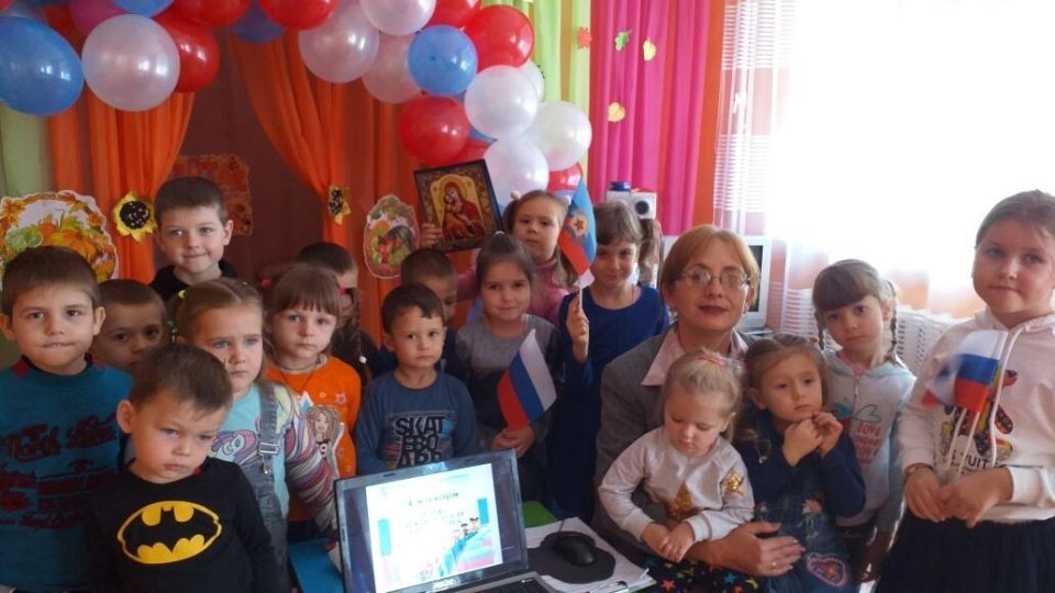 Ко Дню народного единства сотрудники Детского центра Чернухинского музея провели тематический час для воспитанников детского сада «Ромашка» Ко Дню народного единства сотрудники Детского центра Чернухинского музея провели тематический час для воспитанников детского сада «Ромашка»