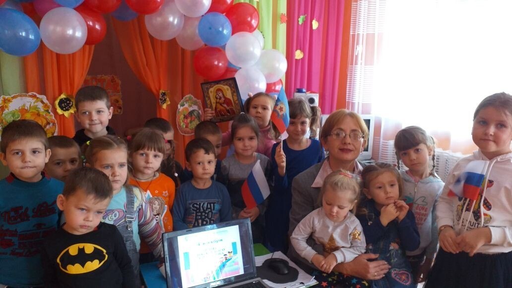 Ко Дню народного единства сотрудники Детского центра Чернухинского музея провели тематический час для воспитанников детского сада «Ромашка» Ко Дню народного единства сотрудники Детского центра Чернухинского музея провели тематический час для воспитанников детского сада «Ромашка»