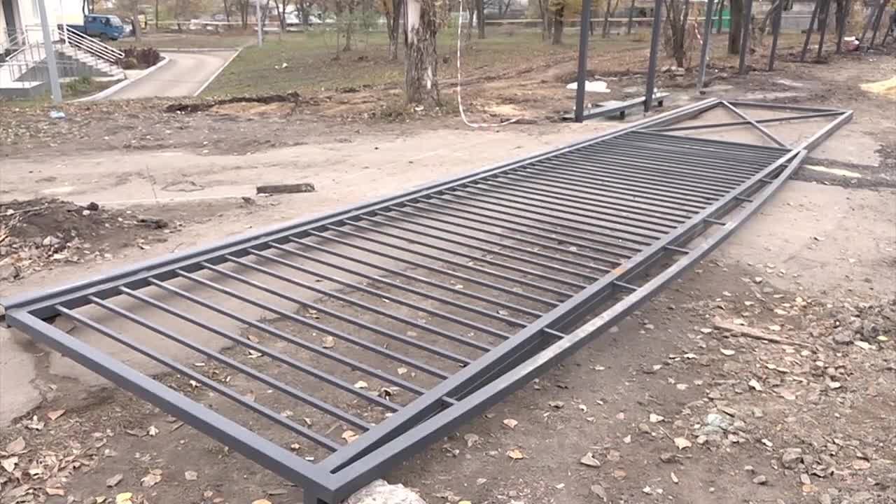 Специалисты компании «РЕМиСТР» устанавливают новый забор на территории центральной городской больницы Краснодона