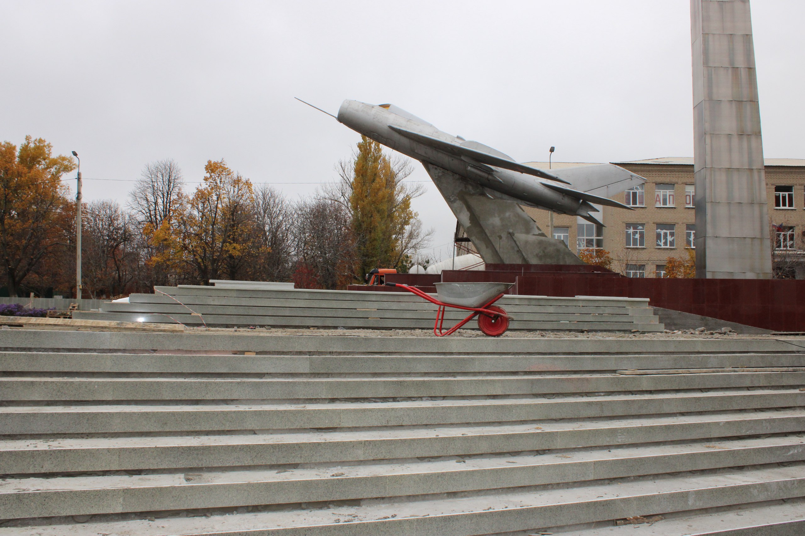 Регион - шеф осуществляет в Ровеньках ремонт площади Коми Регион - шеф осуществляет в Ровеньках ремонт площади Коми