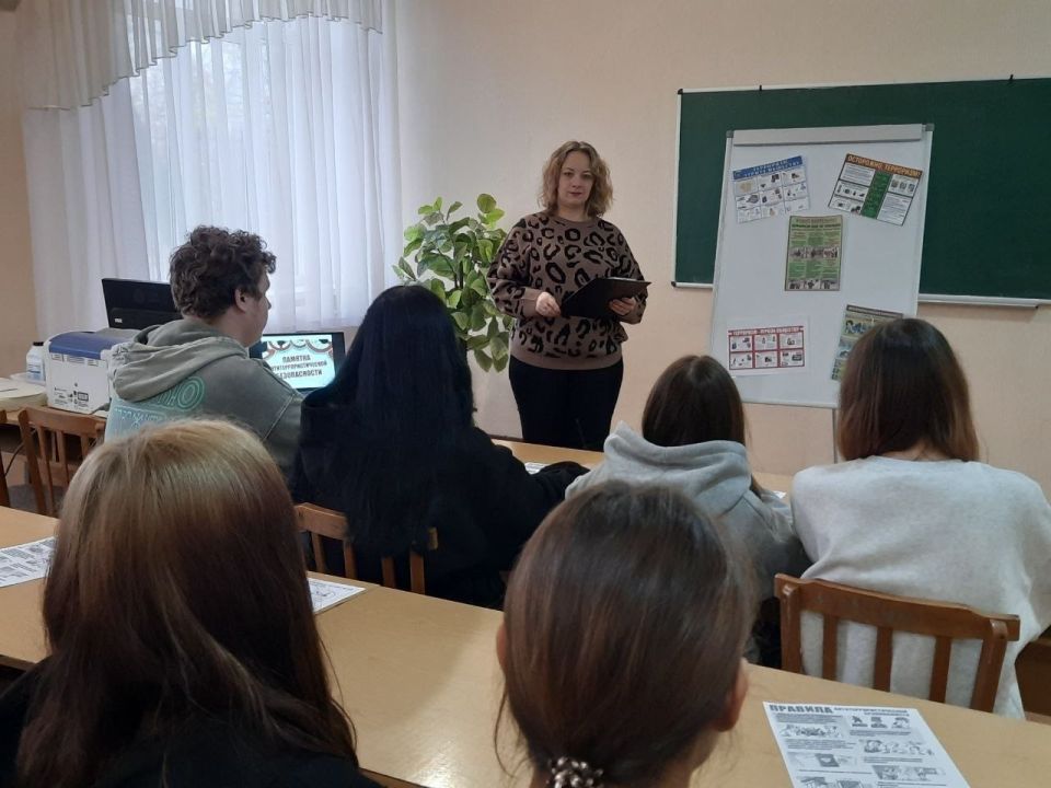 В Брянковском колледже ЛГПУ состоялась беседа по антитеррористическому воспитанию, которую провела преподаватель Екатерина Садовникова со студентами специальности Экономика и бухгалтерский учет (по отраслям) В Брянковском колледже ЛГПУ состоялась беседа по антитеррористическому воспитанию, которую провела преподаватель Екатерина Садовникова со студентами специальности Экономика и бухгалтерский учет (по отраслям)