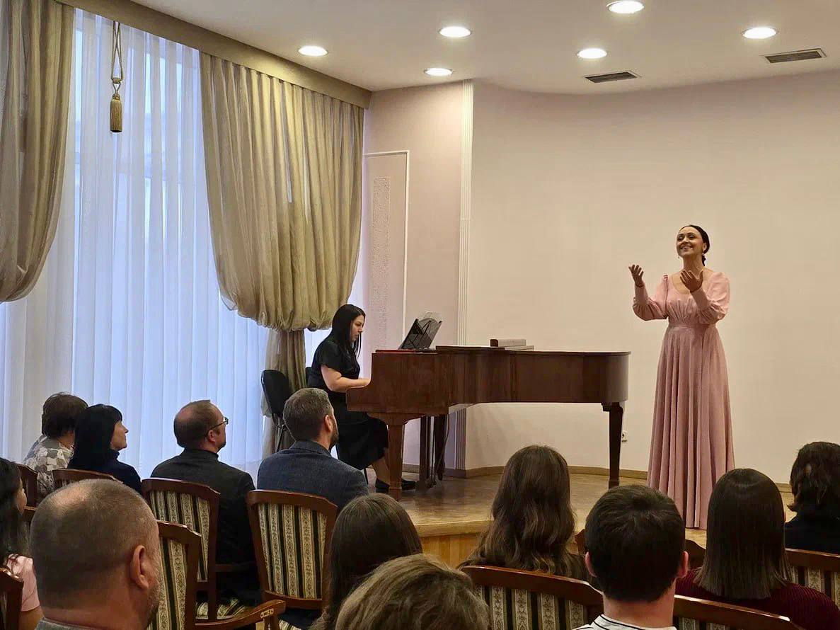 В Луганской академической филармонии в рамках 80-го юбилейного сезона академического симфонического оркестра и празднования Дня народного единства я торжественно наградил артистов филармонии за значительный вклад в культуру... В Луганской академической филармонии в рамках 80-го юбилейного сезона академического симфонического оркестра и празднования Дня народного единства я торжественно наградил артистов филармонии за значительный вклад в культуру...