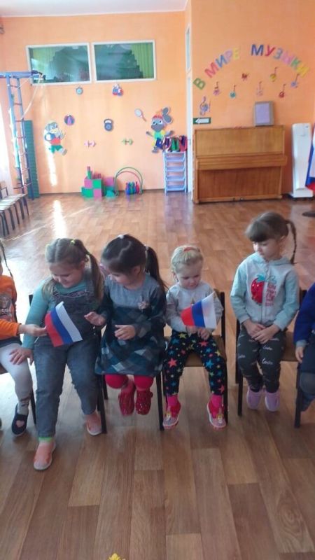 Ко Дню народного единства сотрудники Детского центра Чернухинского музея провели тематический час для воспитанников детского сада «Ромашка» Ко Дню народного единства сотрудники Детского центра Чернухинского музея провели тематический час для воспитанников детского сада «Ромашка»