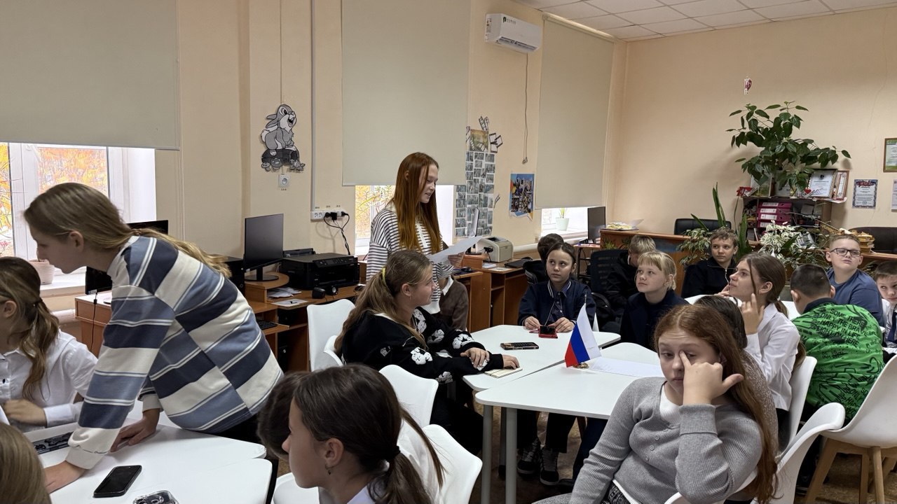 В детской библиотеке прошёл патриотический квиз «Победа, объединившая Россию» В детской библиотеке прошёл патриотический квиз «Победа, объединившая Россию»