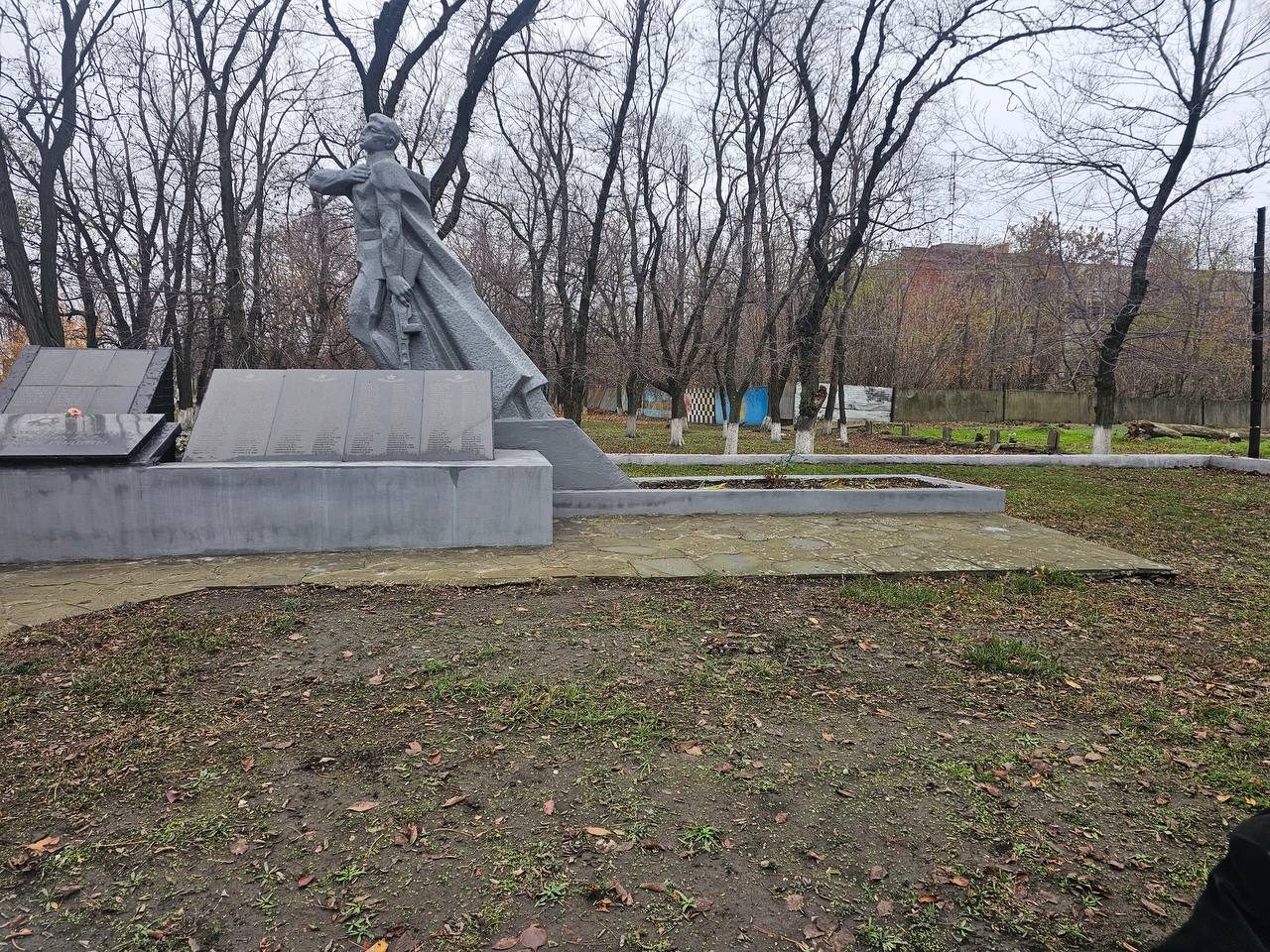 Сегодня работники отдела жизнеобеспечения пгт Дзержинский провели уборку территории, прилегающей к памятнику погибшим воинам в годы Великой Отечественной войны