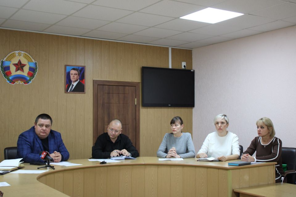 Сегодня в Администрации городского округа город Ровеньки состоялось заседание рабочей группы по решению социальных вопросов и вопросов трудоустройства ветеранов боевых действий и членов семей погибших, пропавших без вести... Сегодня в Администрации городского округа город Ровеньки состоялось заседание рабочей группы по решению социальных вопросов и вопросов трудоустройства ветеранов боевых действий и членов семей погибших, пропавших без вести...