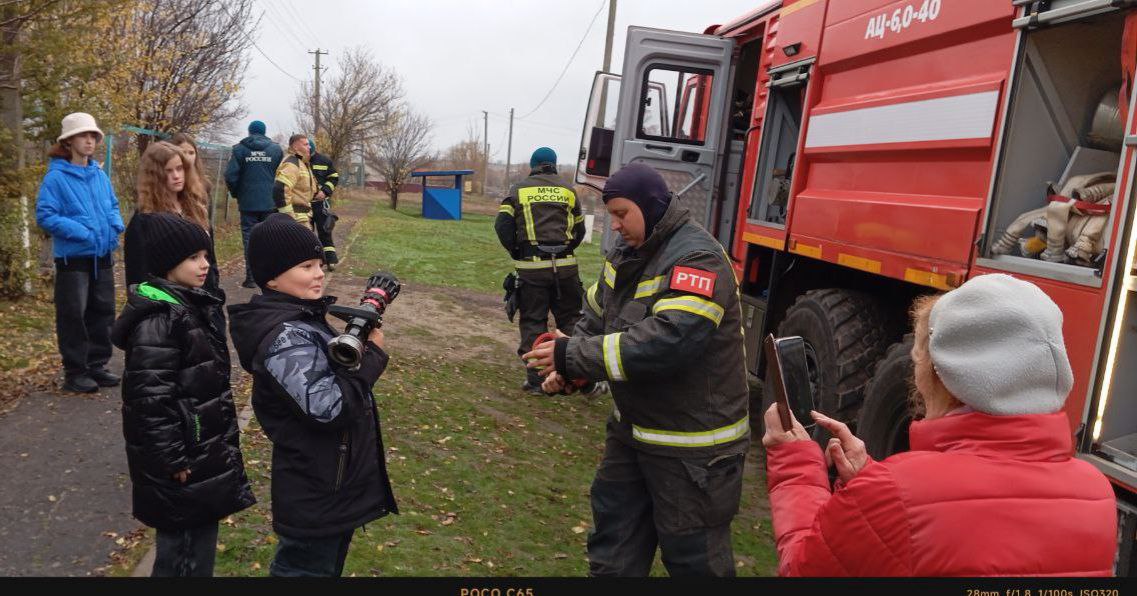 В Плахо-Петровке сотрудники МЧС совместно с библиотекой и сельским клубом провели мероприятие по пожарной безопасности под названием "Огонь ошибок не прощает" В Плахо-Петровке сотрудники МЧС совместно с библиотекой и сельским клубом провели мероприятие по пожарной безопасности под названием "Огонь ошибок не прощает"