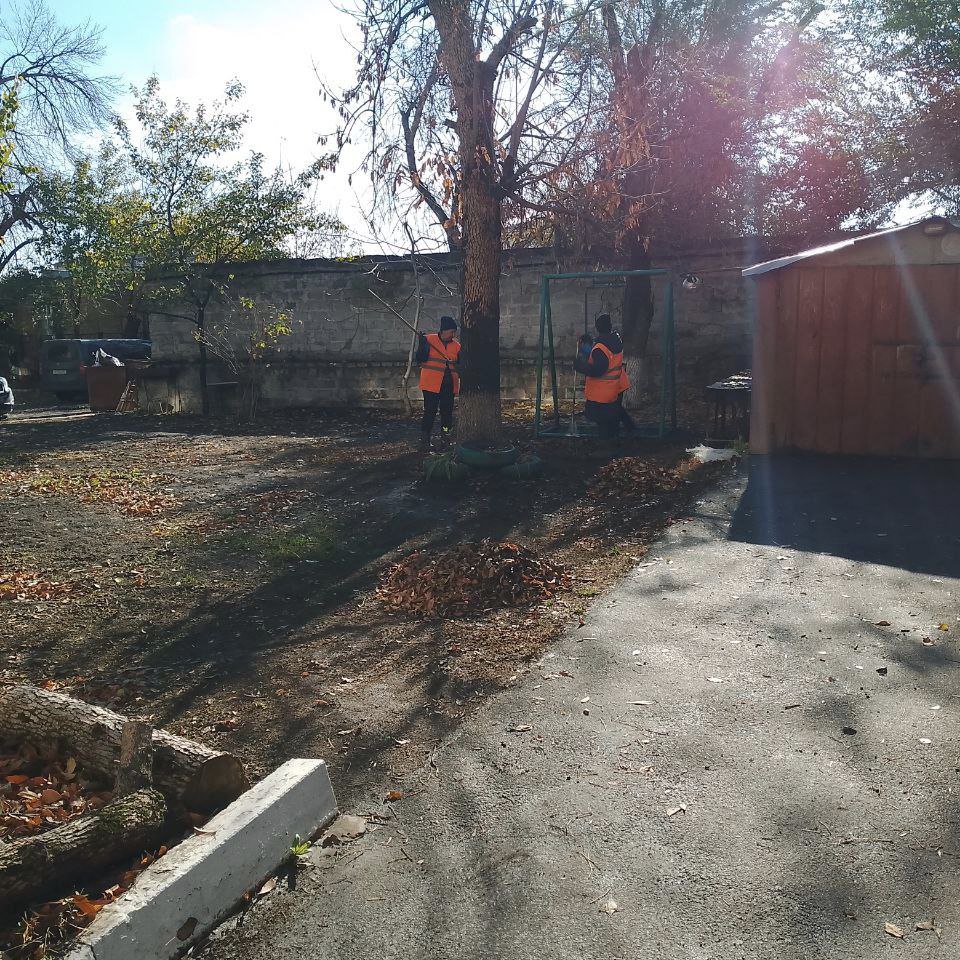 Луганский филиал Управляющей компании активно борется с осенним листопадом, обеспечивая чистоту и порядок на благоустроенных территориях Луганский филиал Управляющей компании активно борется с осенним листопадом, обеспечивая чистоту и порядок на благоустроенных территориях