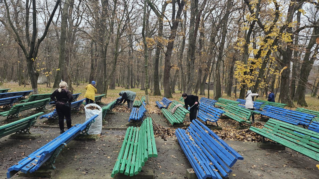В целях обеспечения благоприятных условий для отдыха и досуга посетителей, сегодня в городском парке культуры и отдыха прошел очередной субботник по благоустройству территории лесной зоны, организованный работниками клубных...
