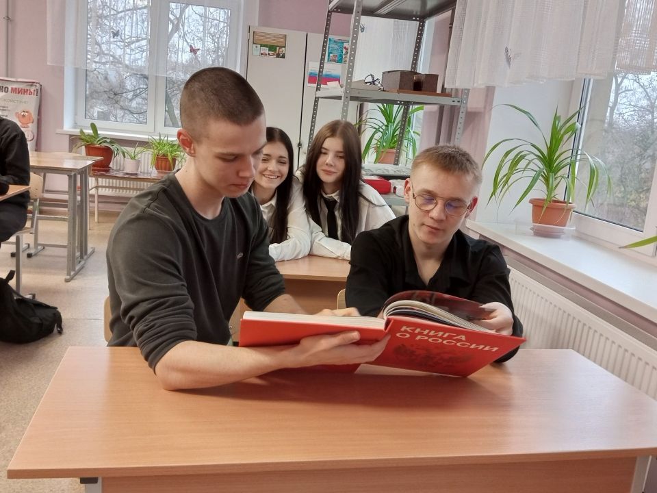 Библиотекари центральной библиотеки провели для своих пользователей день истории «От воинской славы к единству народа», приуроченный к одной из важных дат в истории России – Дню народного единства Библиотекари центральной библиотеки провели для своих пользователей день истории «От воинской славы к единству народа», приуроченный к одной из важных дат в истории России – Дню народного единства