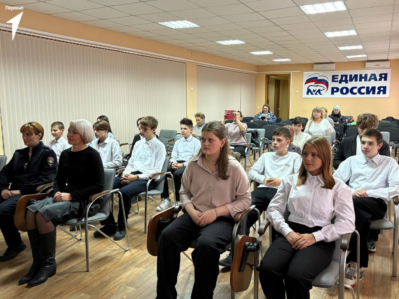 Шаг во взрослую жизнь. В День народного единства активисты Движения получили свои первые паспорта в рамках Всероссийской программы «Мы – граждане России!» Шаг во взрослую жизнь. В День народного единства активисты Движения получили свои первые паспорта в рамках Всероссийской программы «Мы – граждане России!»